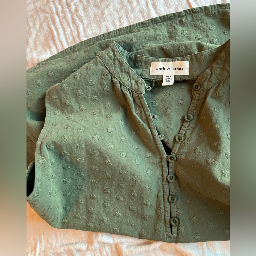 Cloth & Stone, Circular Pattern Textured, Soft Green Blouse, Size Large, Button - Picture 4 of 13